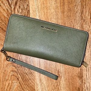 Michael Kors Jet Set Travel Continental Wallet